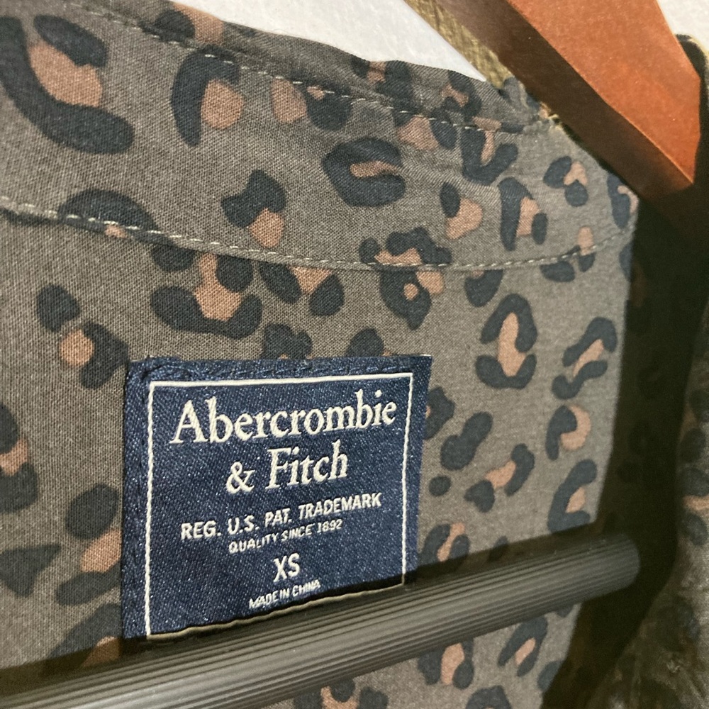 Abercrombie and Fitch, leopard print earthtone button up shirt, size extra small